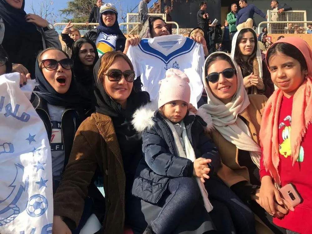 مهناز افشار و دخترش تماشاگر ویژه فوتبال + عکس