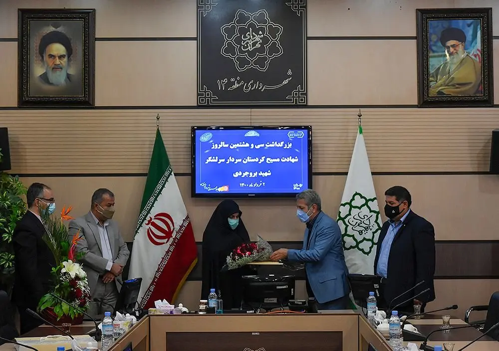 تجلیل از دختر سردار شهید بروجردی در دارالمومنین تهران 

