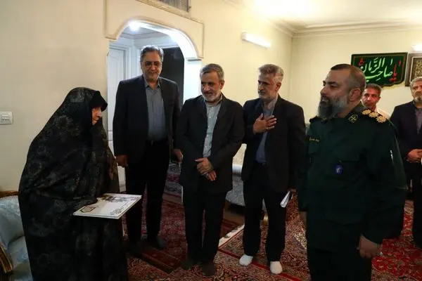 شهردار منطقه ۱۲ به دیدار خانواده شهید محمود ناظمالحسینی رفت