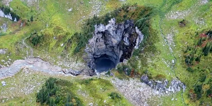 کشف یک غار بزرگ در کانادا + عکس
