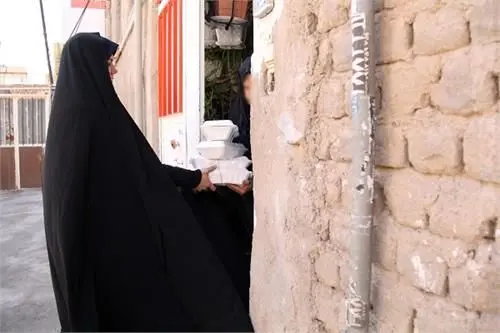 ۱۱۰۰ پرس غذای گرم در بین مددجویان کمیته امداد استان قم توزیع شد

