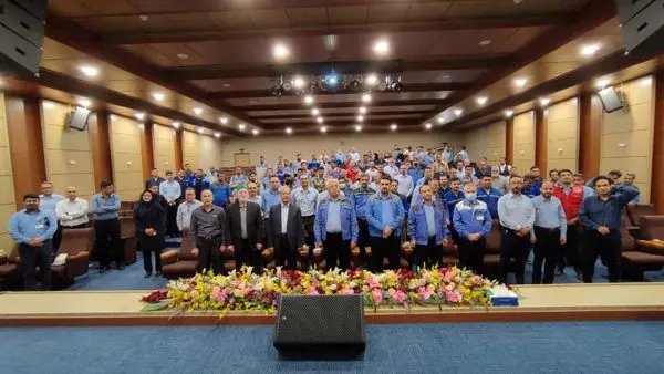 از 35 کارگر نمونه پتروشیمی شهید تندگویان تقدیر شد