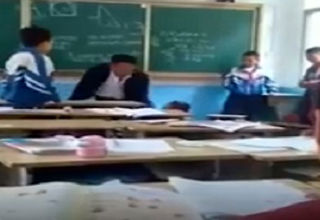 تنبیه دردناک یک دانش آموز توسط یکی از فرهنگیان! + عکس
