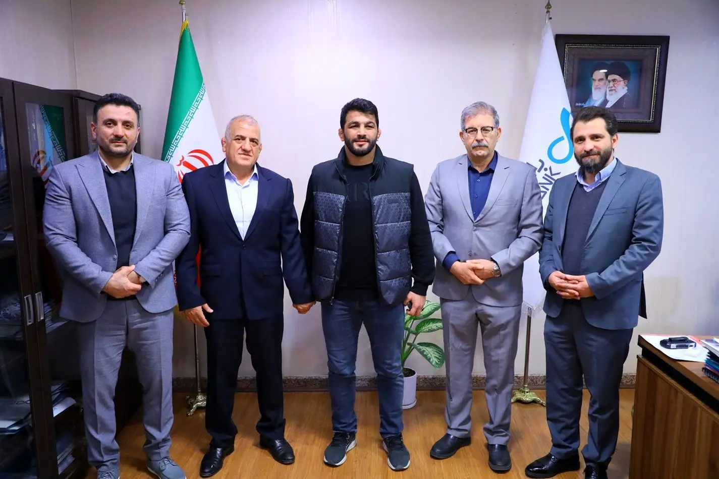 قدردانی از «حسن یزدانی» در بانک دی

