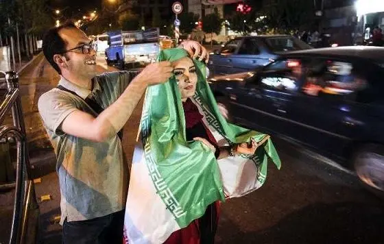 شادی متفاوت زن و شوهر تهرانی پس از بازی ایران و اسپانیا+عکس