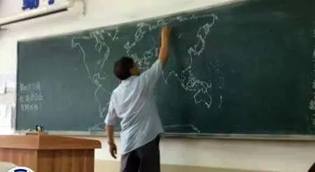استادی که در 50 ثانیه نقشه جهان را می کشد+عکس