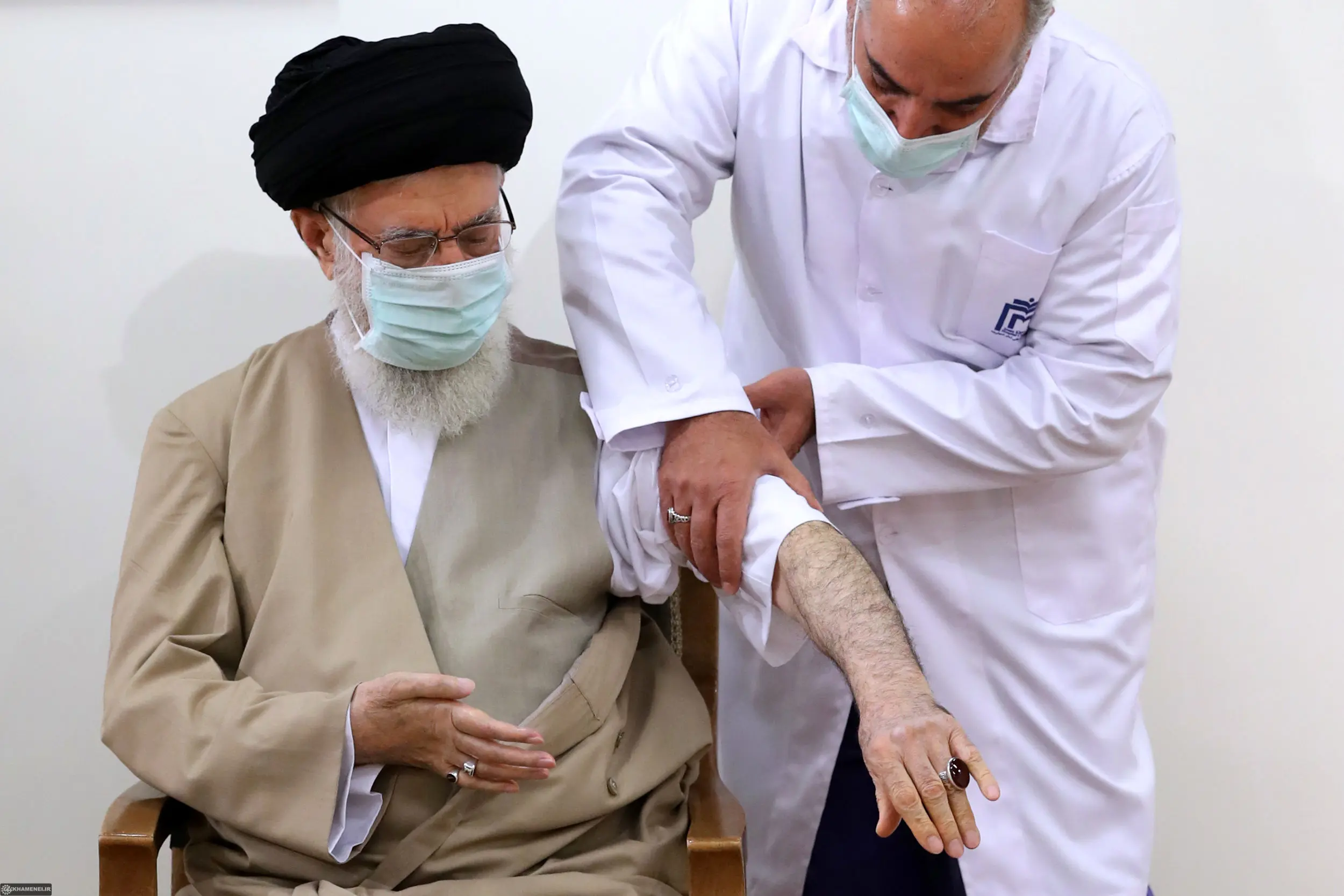 رهبرانقلاب دز اول واکسن ایرانی کرونا را دریافت کردند