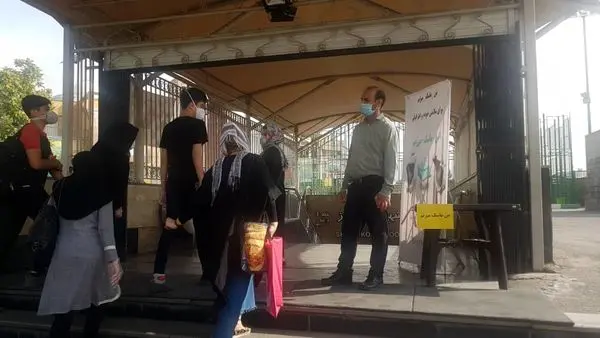 برپایی غرفه های آموزشی" من ماسک می زنم " در ایستگاه های مترو منطقه۱۳