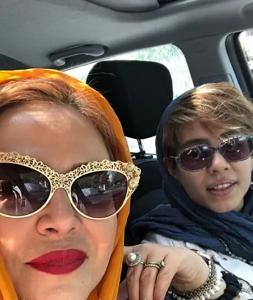 خیابان گردی بهاره رهنما و دخترش با خودروی لوکسشان! +عکس