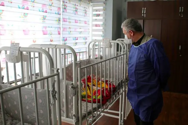 دیدار عیدانه شهردار منطقه ۱۵ با کودکان قدیمی ترین شیرخوارگاه کشور در خیابان ۱۷ شهریور 

