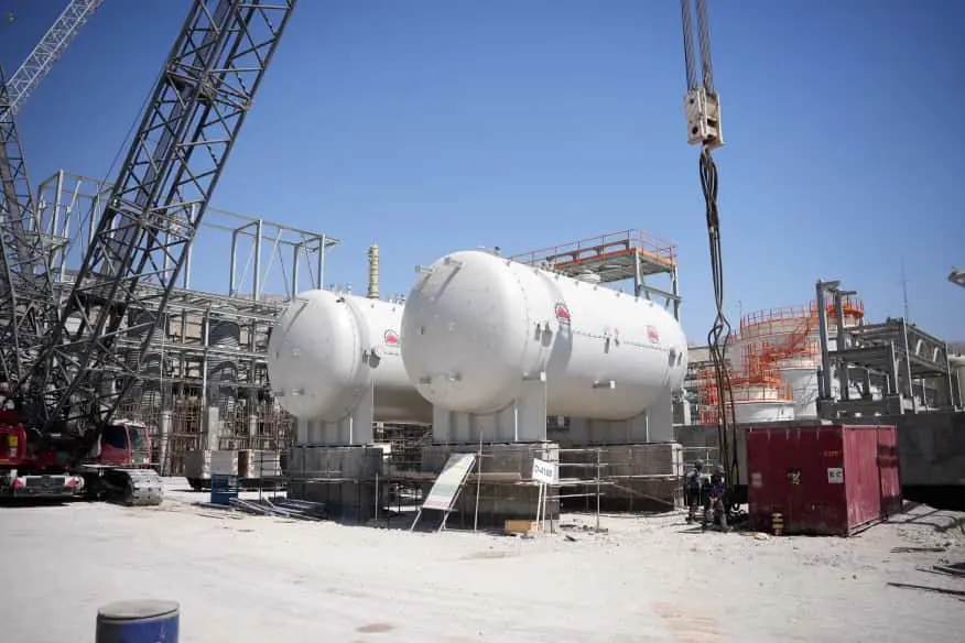 پیشرفت طرح پلی‌اتیلن سنگین شرکت صنایع پلیمر گچساران از ۵۰ درصد عبور کرد/ نصب مخازن دوقلوی ذخیره بوتن پروژه

