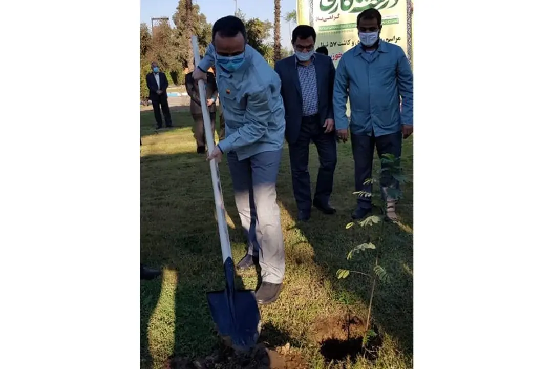 کاشت ۵۷ اصله نهال به نام شهدای فولاد خوزستان

