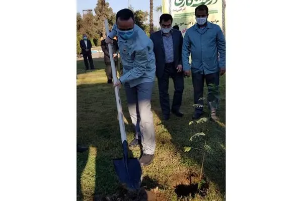 کاشت ۵۷ اصله نهال به نام شهدای فولاد خوزستان

