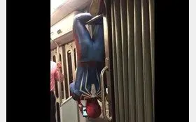هنرنمایی مرد عنکبوتی در مترو + عکس