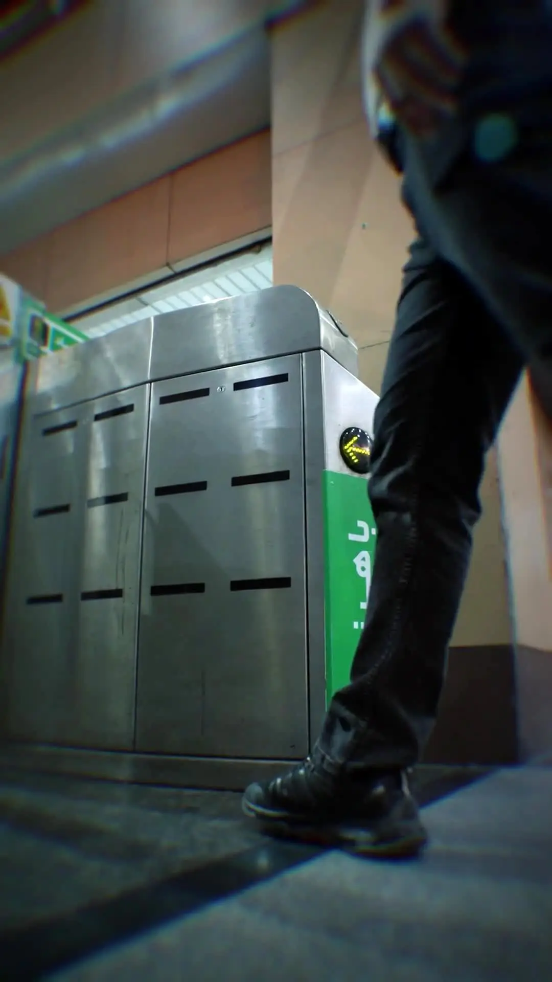 تاحالا شده پشت گیت مترو معطل بشی؟