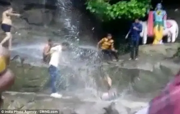 سقوط مرد جوان از آبشار حین گرفتن سلفی + عکس