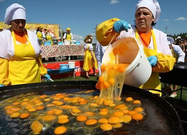 پخت بزرگترین نیمروی جهان+عکس