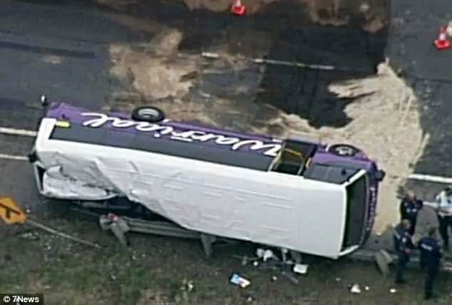 چپ‌کردن مینی‌بوس در جاده + عکس