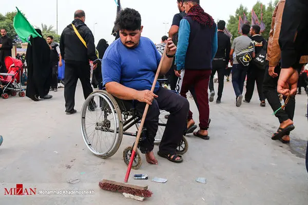 خدمت متفاوت یک کم توان جسمی در روز اربعین+عکس