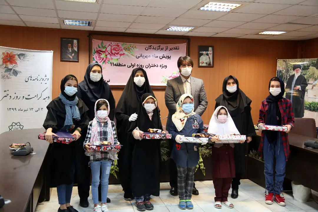 از دختران نخبه و موفق محلات مرکزی شهر تقدیر شد

