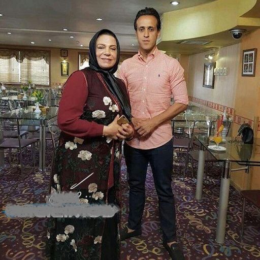 تیپ متفاوت خانم بازیگر در کنار علی کریمی در یک رستوران+عکس
