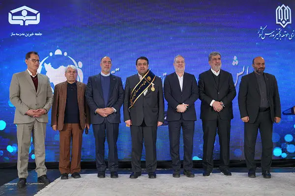 نشان افتخار و حمایل «حامی مدرسه‌سازی ایران» به مدیرعامل بانک ملی اهدا شد/ ساخت ۱۳۵ مدرسه در مناطق محروم کشور

