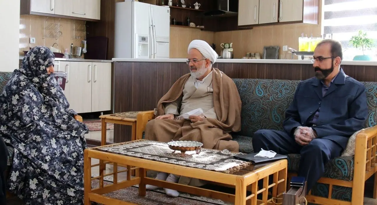 دیداررییس دیوان عدالت اداری با خانواده شهید رضایی  
