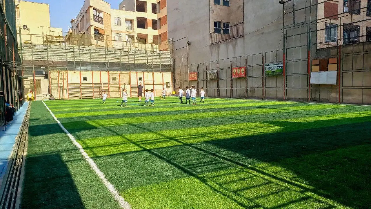 بازسازی و نوسازی چهار زمین چمن مصنوعی در منطقه۸