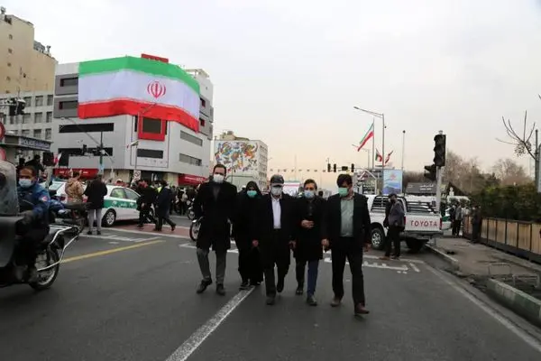 آذین بندی سرتاسری خیابان ولیعصر عج و نصب ابرپرچم های افتخار در منطقه۱۱