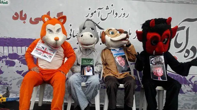 نماد‌های عروسکی نتانیاهو و ترامپ در راهپیمایی ۱۳ آبان +عکس
