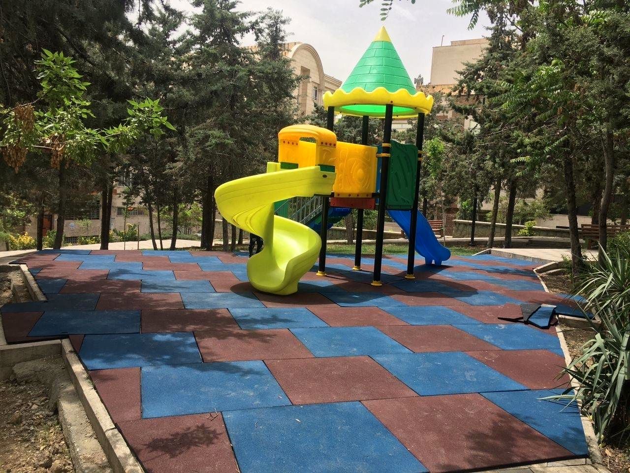 ایمن سازی و نصب وسایل بازی کودکان در بوستانهای منطقه 2 

