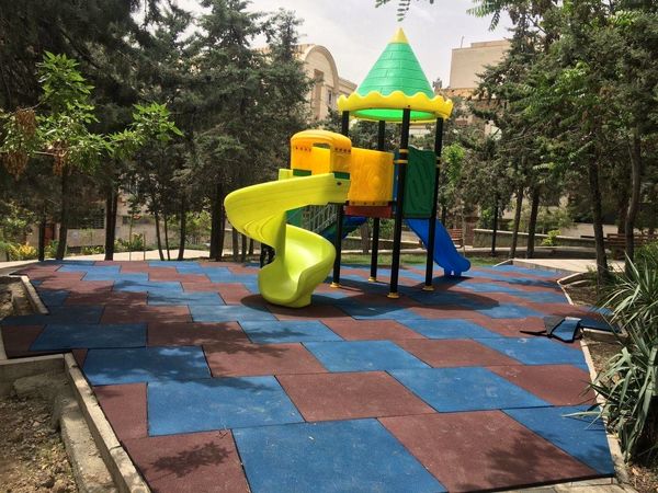 ایمن سازی و نصب وسایل بازی کودکان در بوستانهای منطقه 2 

