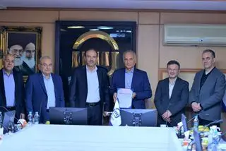 مدیرعامل بیمه آسیا چک ۵ هزار و پانصد میلبارد ریالی خسارت الکترواستیل مشهد را به مدیرعامل این کارخانه تحویل داد

