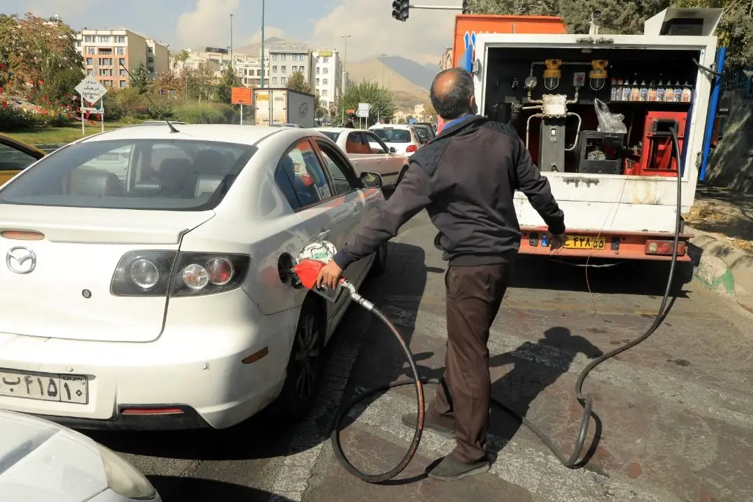 خدمات رسانی خودروهای سیار سوخت  درمنطقه2 همزمان با اختلال شبکه سوخت

